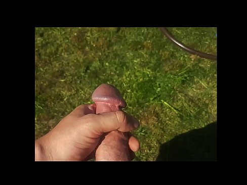 ❤️ Keçika germ di bexçeyek havînê de pisîka xwe ya pembe diqelişe û bi şuştinê dixe. ❌ Porno li ku.full-porner-com.ru ❌❤